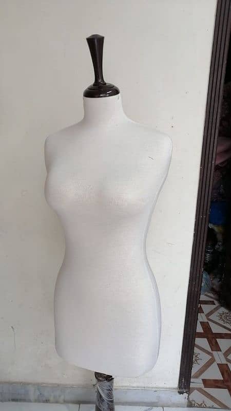 female mannequin 1