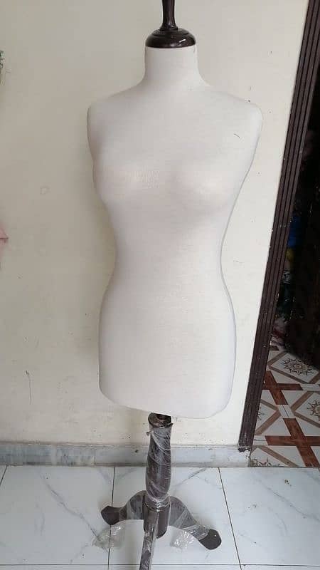 female mannequin 3