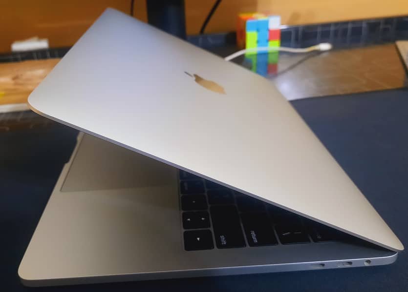 Apple MacBook Pro 2018 | 16GB RAM | 500GB SSD | Touchbar | 13 Inches 3