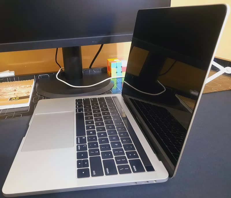 Apple MacBook Pro 2018 | 16GB RAM | 500GB SSD | Touchbar | 13 Inches 4