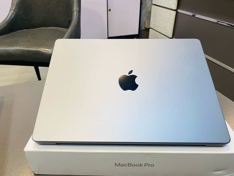 MacBook Pro M2 2023 16/512 2