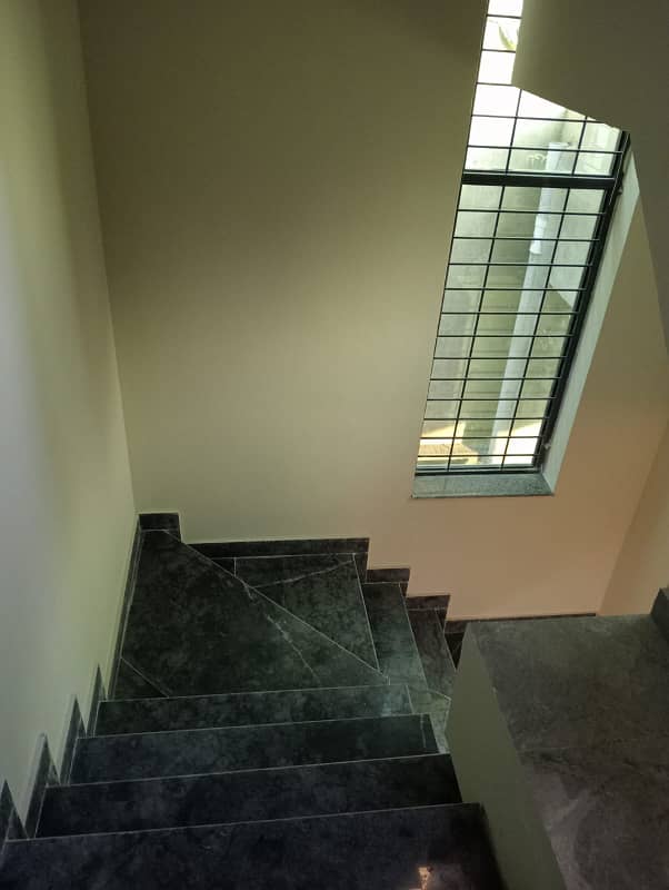 10 MARLA UPPER PORTION AVAILBLE FOR RENT IN KHAYABAN E AMIN 13