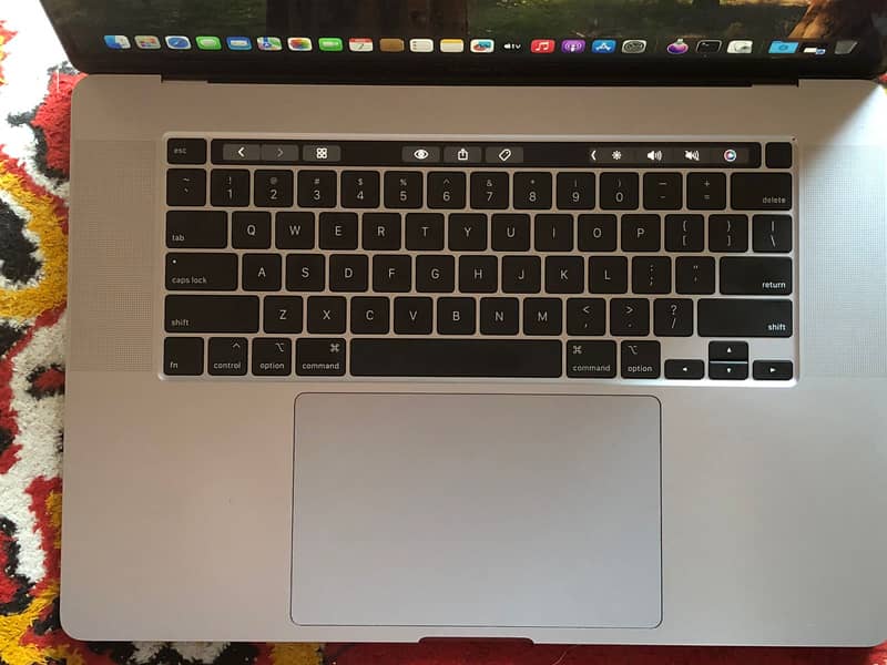 MacBook pro 2019  Intel processor i9 Display 15inch 32GB RAM 512 SSD 1