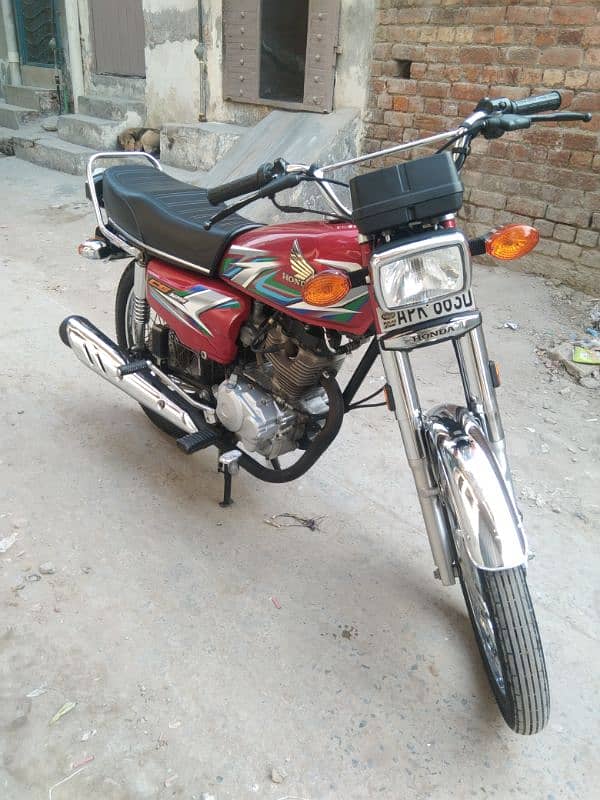 Honda 125 2022.2023model first owner ke naam hai documents clear hai 0