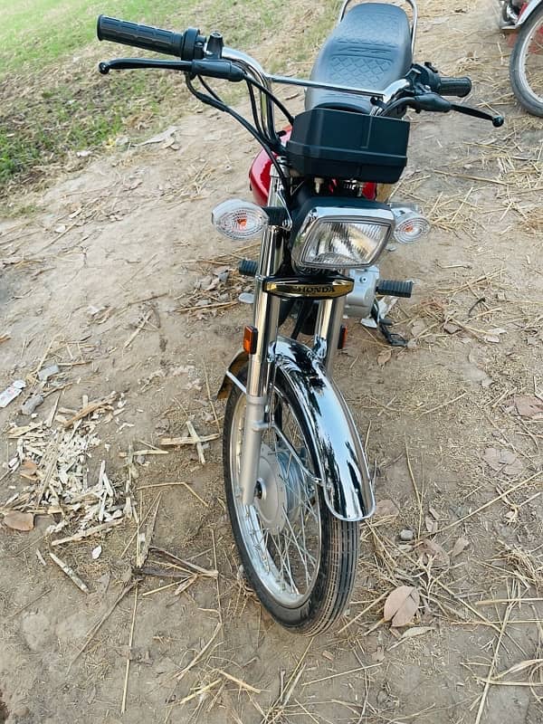 Honda CG125S Gold Edition 6