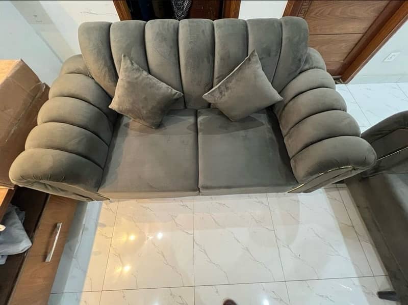 6 seater sofa . 3,2,1 . Brand new condition 1