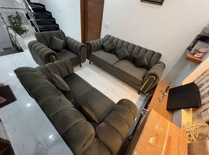 6 seater sofa . 3,2,1 . Brand new condition 4