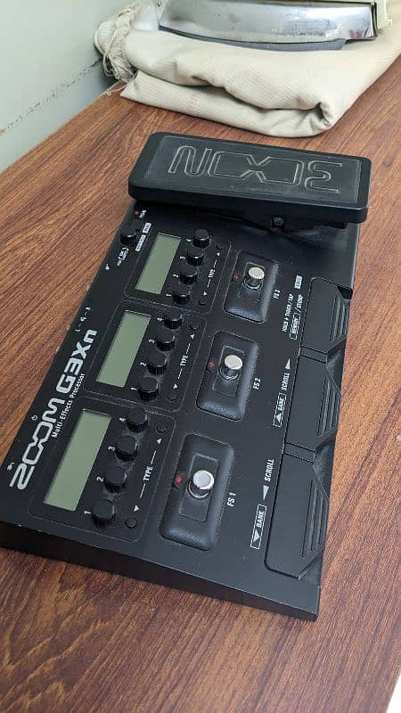 Zoom G3xn - Electric Guitar Processor 2