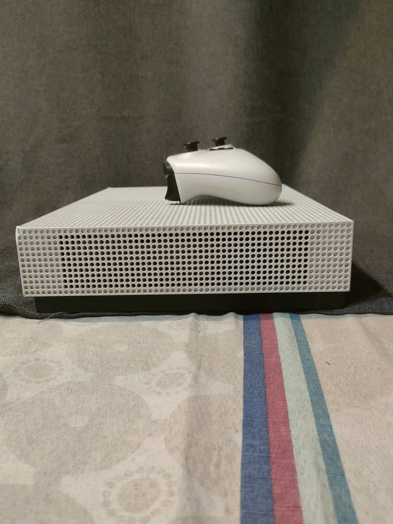 Xbox one s 1tb with 10 games . 1