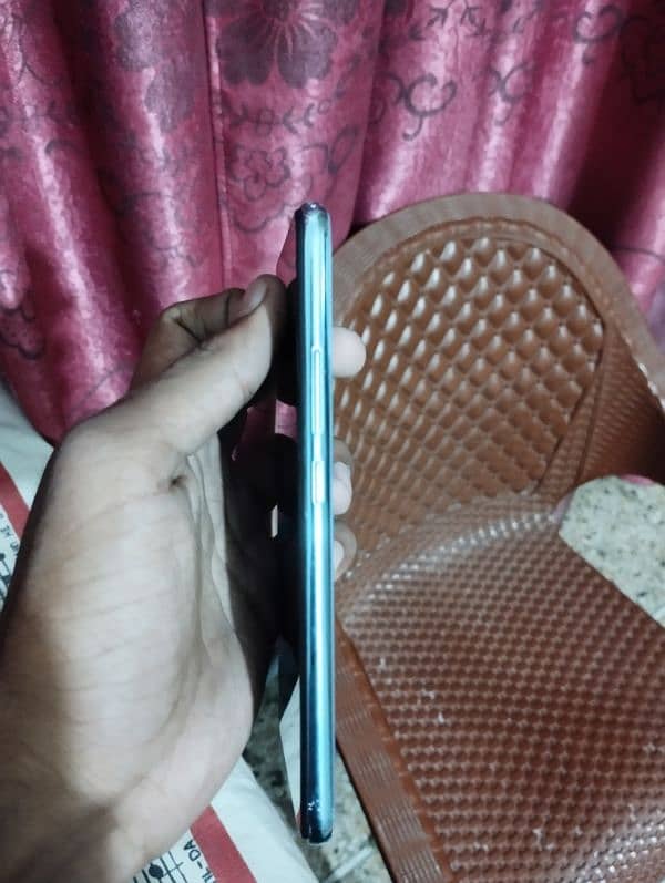 vivo s1 4/128 with original box and charger 6