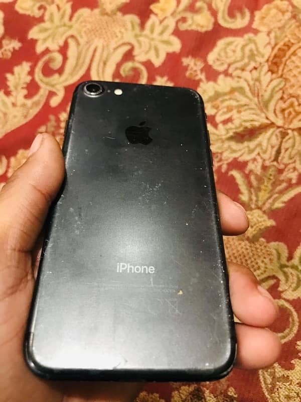 i phone 7 used condition 10/8 sim working life time contac 03119473469 3