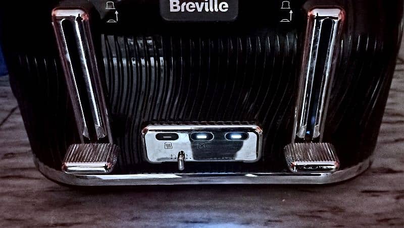 Breville 4-Slice Toaster Stylish and Efficient Toasting for Kitchen 3