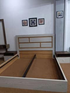 double size bed and 2 side tible