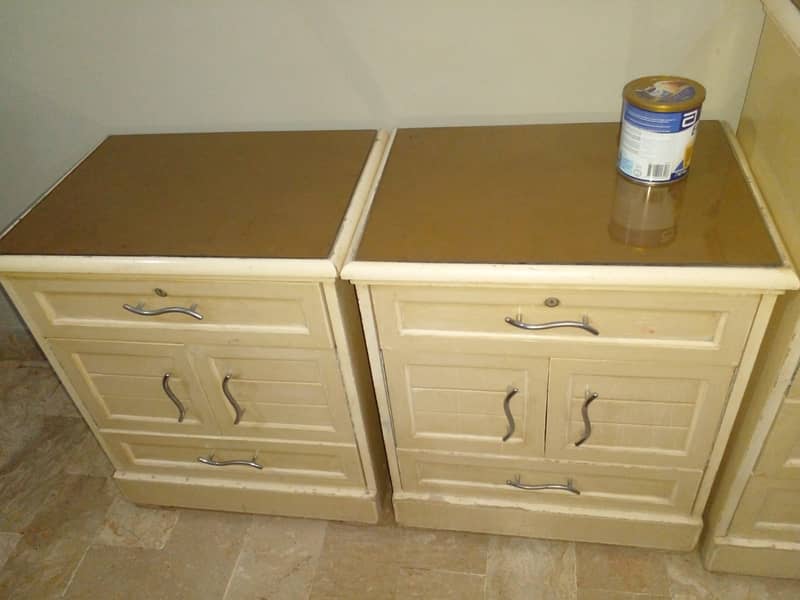 King size bed, Dressing table and 2 side tables 2