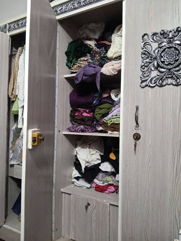 wardrobe/Almari 4