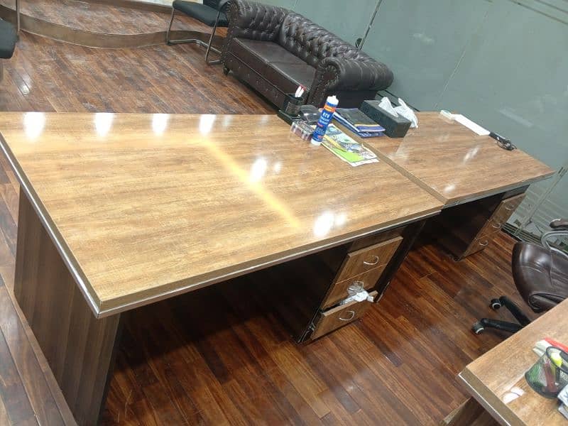 1 office Table with drawers 90% new 0