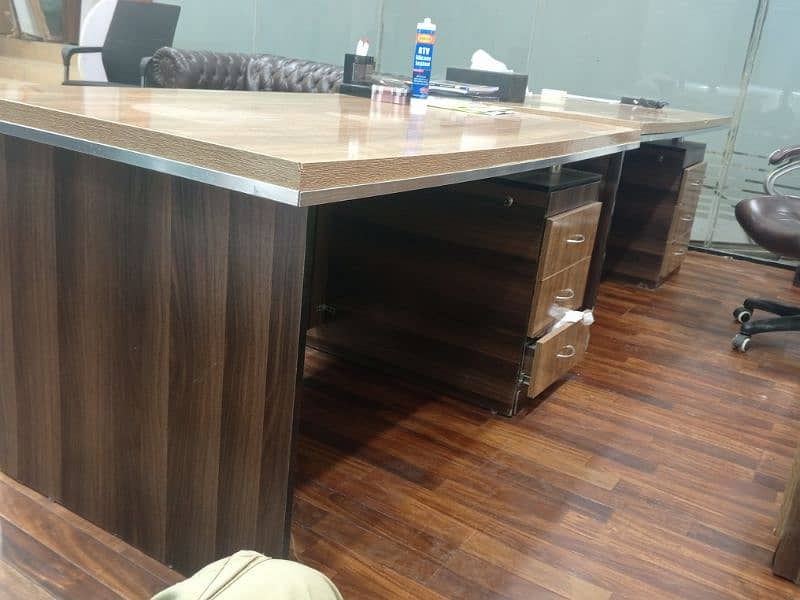 1 office Table with drawers 90% new 2