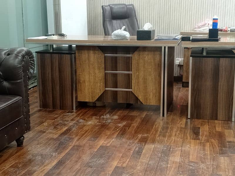 1 office Table with drawers 90% new 3