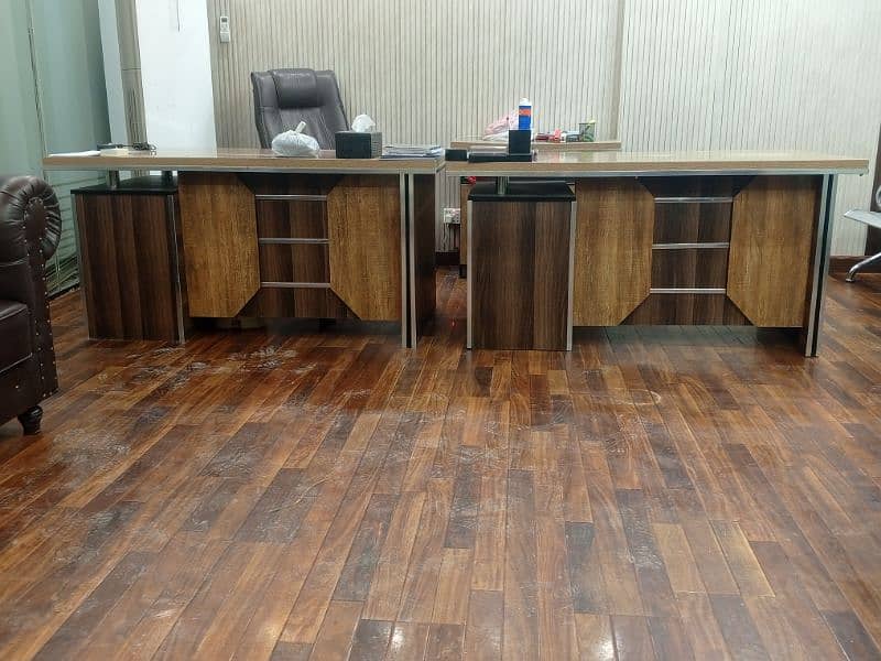 1 office Table with drawers 90% new 4