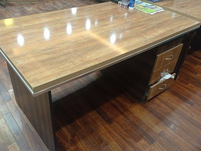 1 office Table with drawers 90% new 5