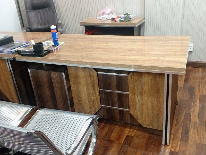 1 office Table with drawers 90% new 6