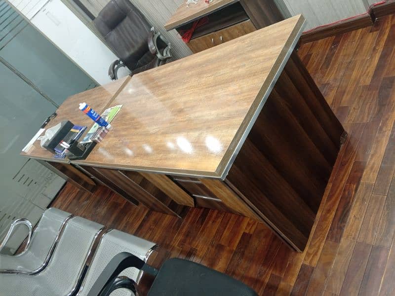 1 office Table with drawers 90% new 8