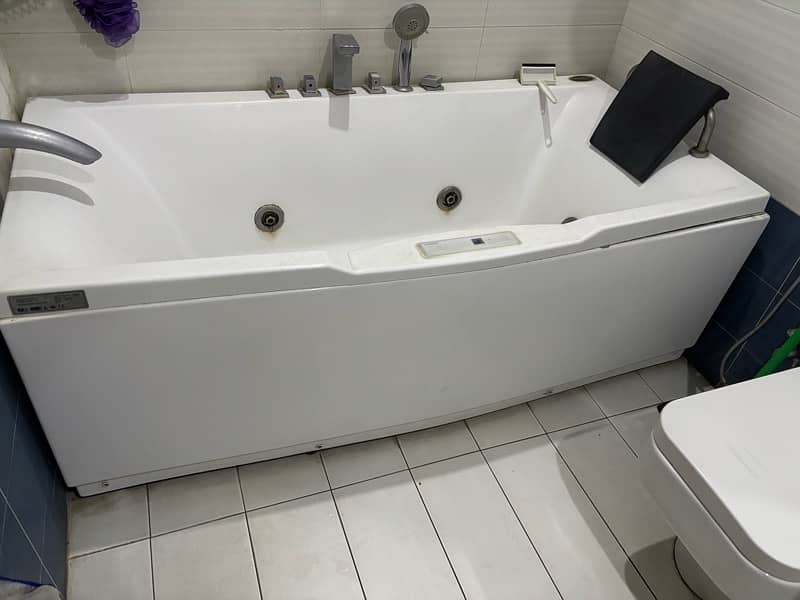 Apollo Jacuzi in white colour fo sale 1