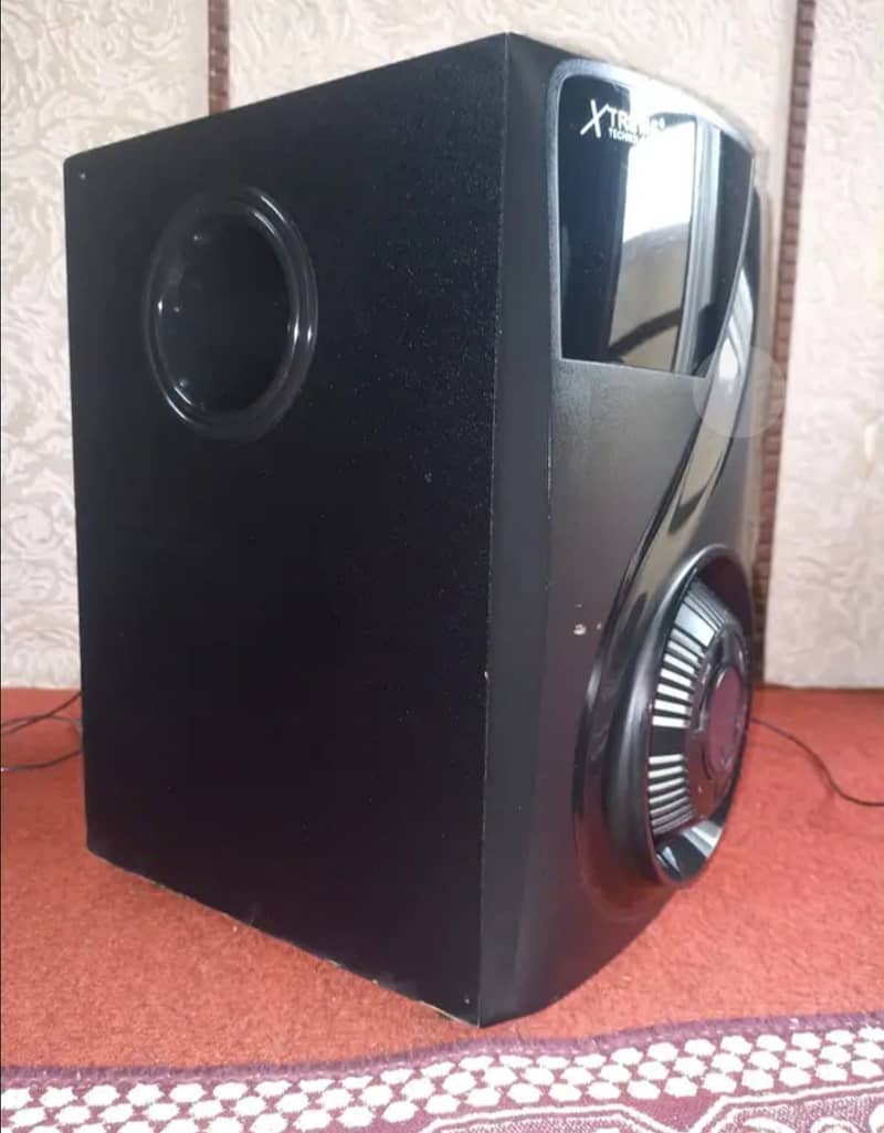 Xtreme 2.1 Woofer and speakers 4