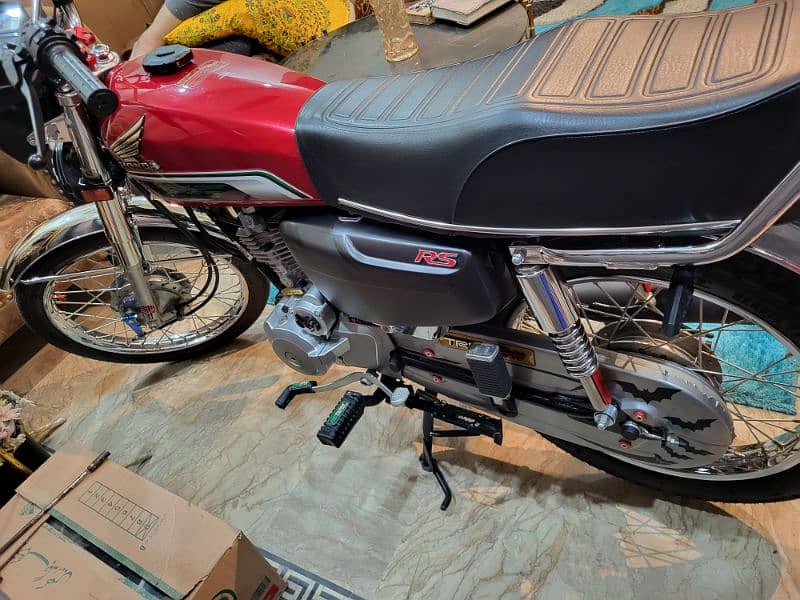 Honda 125 SE showroom condition 8