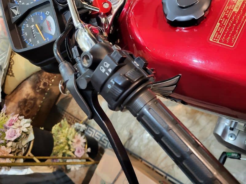 Honda 125 SE showroom condition 9