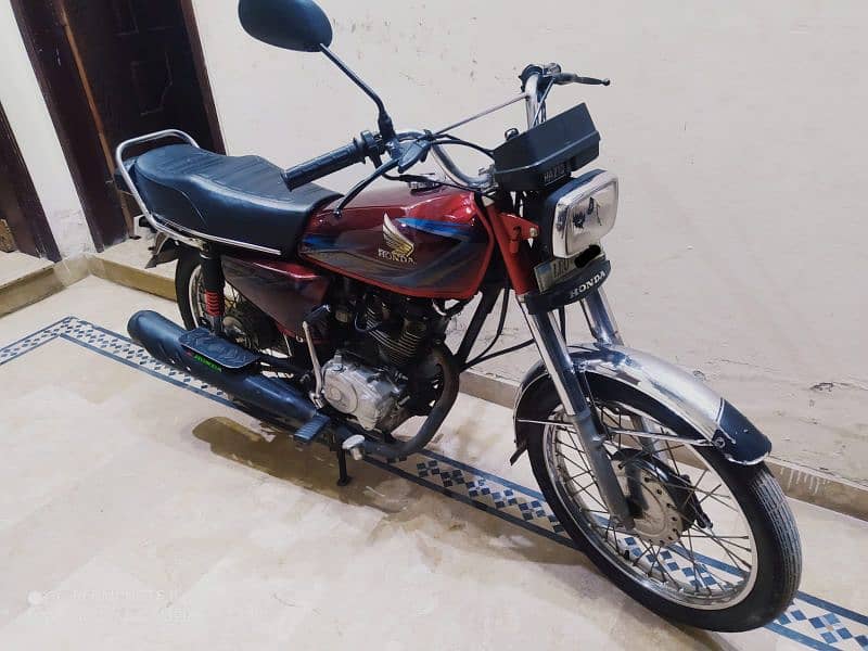 Honda 125( 2018 Model) Red color neat and clean bike O3O96881O7O 5