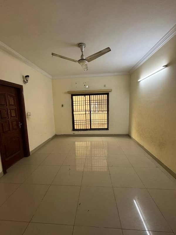 1 Kanal Upper Portion 3 bedrooms attached bathrooms. servant room, Main Boulevard. Asking 90k 0