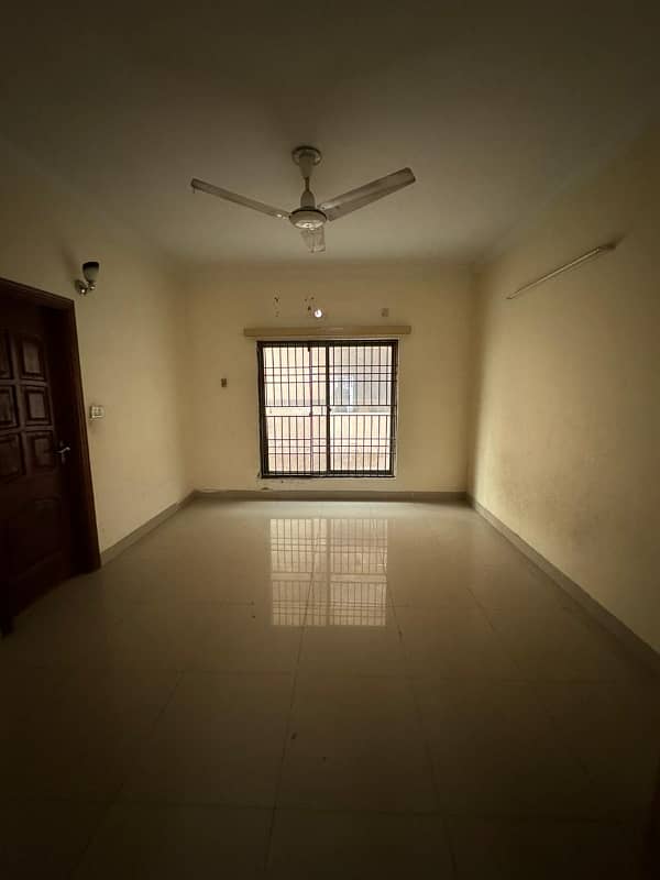 1 Kanal Upper Portion 3 bedrooms attached bathrooms. servant room, Main Boulevard. Asking 90k 1