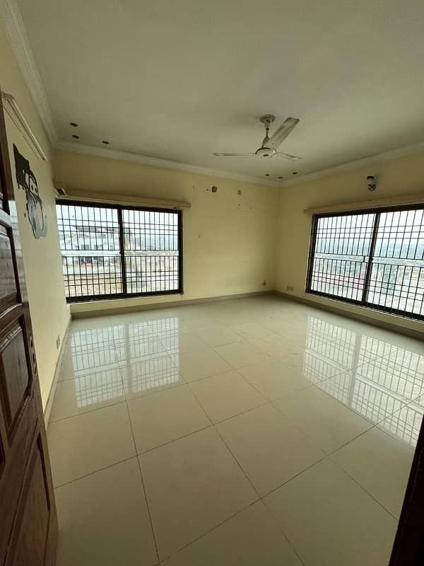 1 Kanal Upper Portion 3 bedrooms attached bathrooms. servant room, Main Boulevard. Asking 90k 2