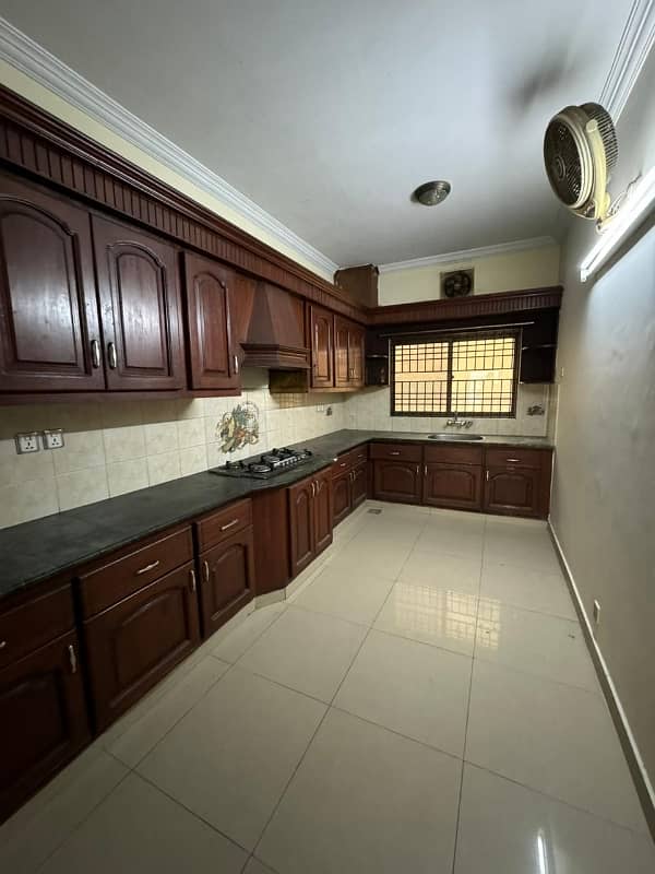 1 Kanal Upper Portion 3 bedrooms attached bathrooms. servant room, Main Boulevard. Asking 90k 3