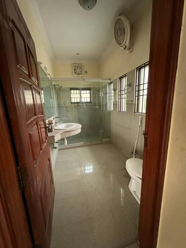 1 Kanal Upper Portion 3 bedrooms attached bathrooms. servant room, Main Boulevard. Asking 90k 4