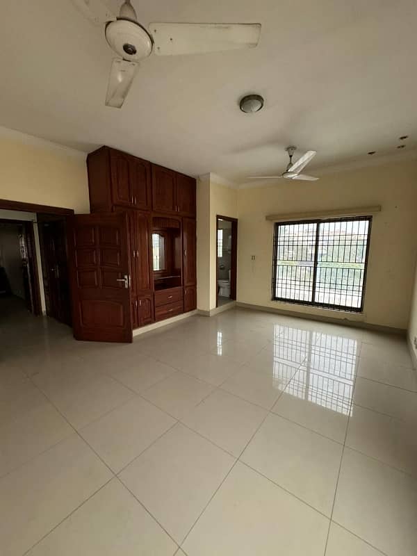 1 Kanal Upper Portion 3 bedrooms attached bathrooms. servant room, Main Boulevard. Asking 90k 5