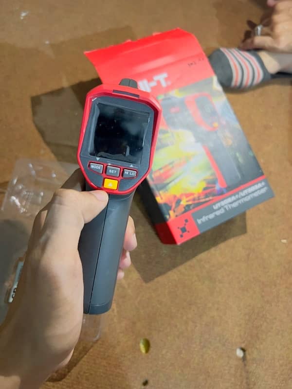 Infrared Thermometers (UT303A/UT303C/UT303D) 2