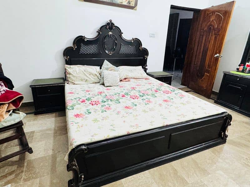 KING SIZE BED  /  DRESSING & SIDE TABLE 1