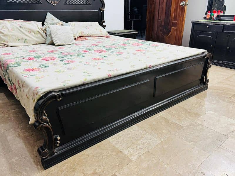 KING SIZE BED  /  DRESSING & SIDE TABLE 3