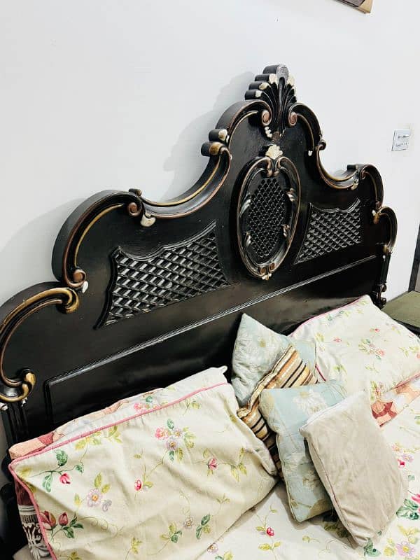 KING SIZE BED  /  DRESSING & SIDE TABLE 4