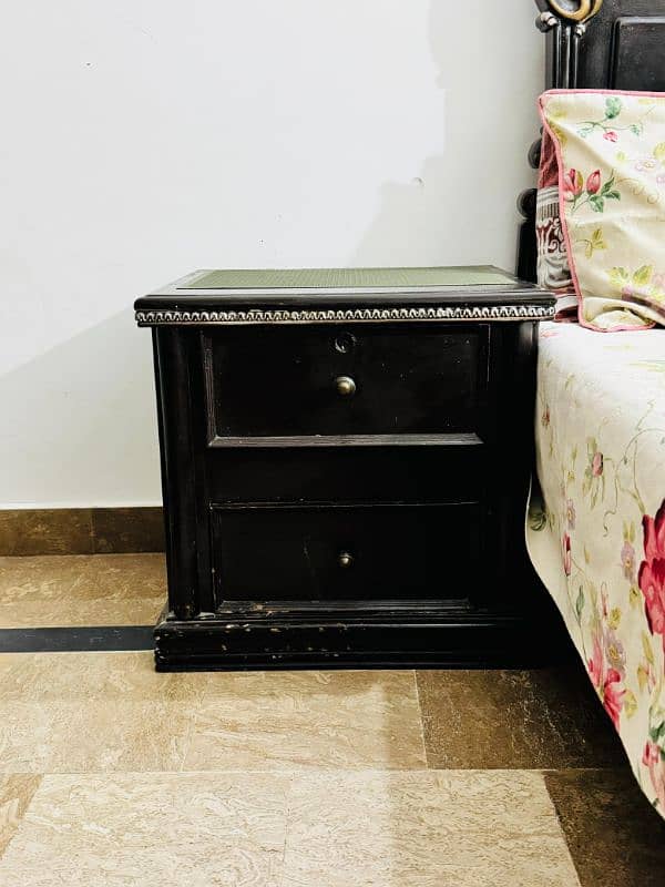 KING SIZE BED  /  DRESSING & SIDE TABLE 10