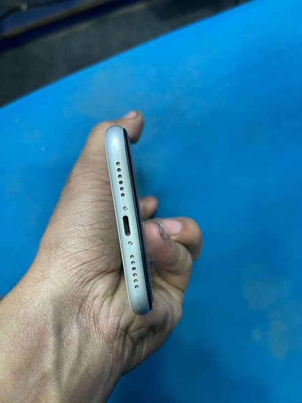 iphone 11 64 GB PTA approved 3