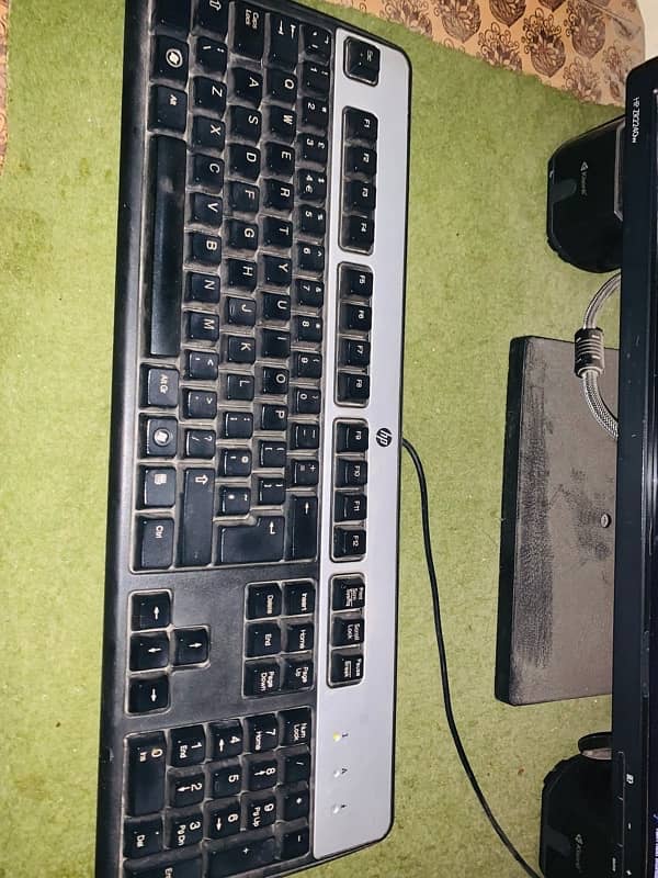 Computer system for sale with monitor,keyboard,mouse and speakers 2