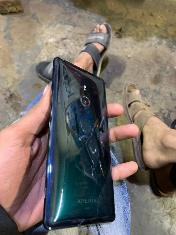 I want to sell sony xz3 WhatsApp ur call (03096702728) 2