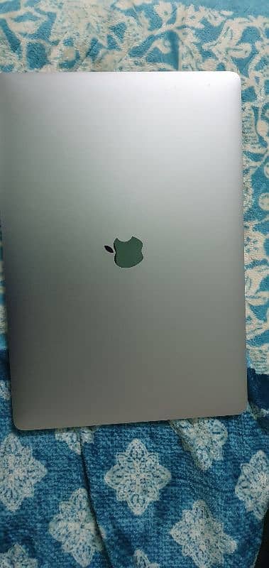 macbook pro 2019 i9 32/512 15 inch with 4gb dedicated graphic card 0