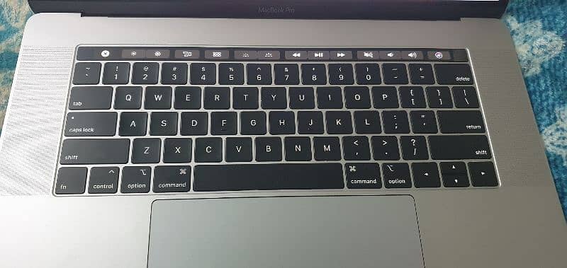 macbook pro 2019 i9 32/512 15 inch with 4gb dedicated graphic card 3