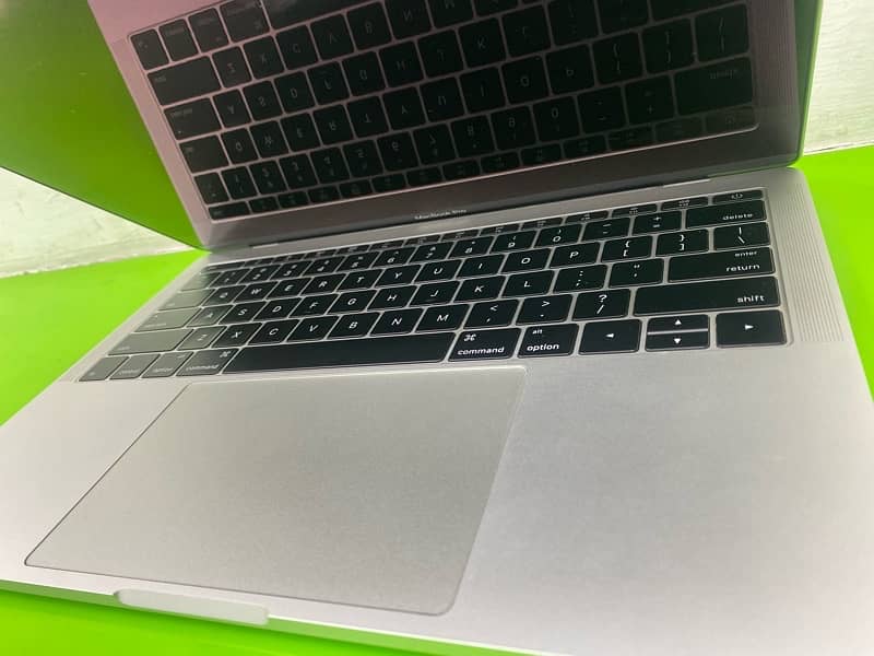 MACBOOK PRO 2017 13 INCH 7