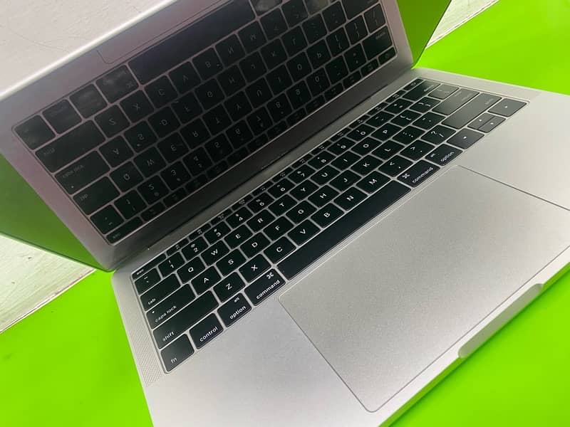 MACBOOK PRO 2017 13 INCH 8