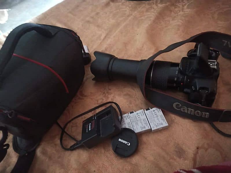 DSLR 700D  CANON 375 LENS 1